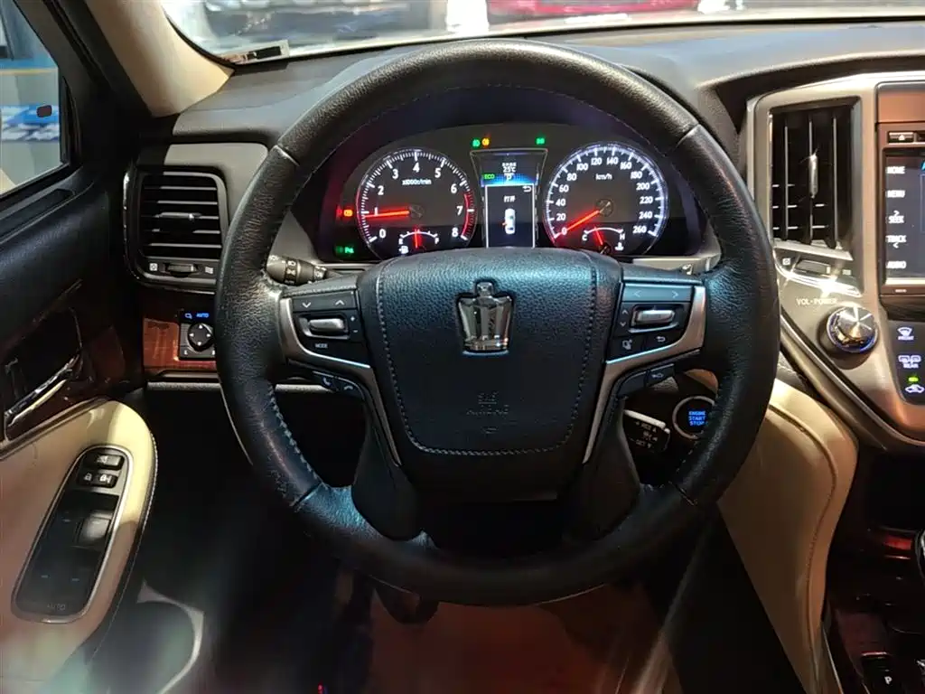 Toyota Crown 2016 — фото 11