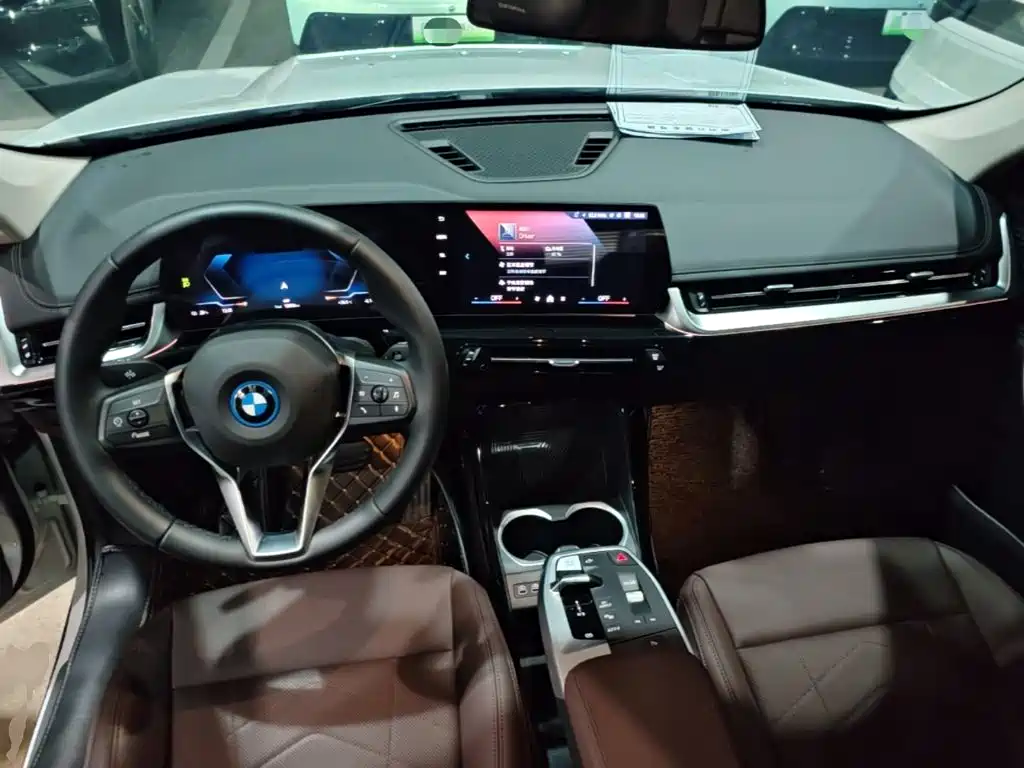 BMW iX1 2025 — фото 10