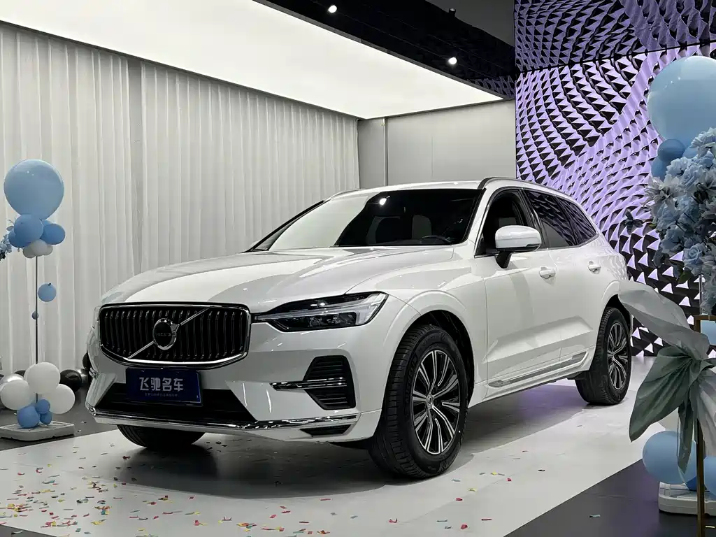 Volvo XC60 2021 — фото 1