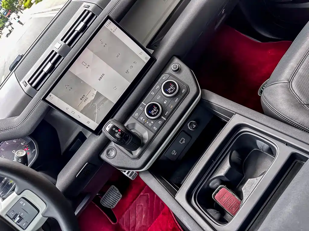 Land Rover Defender 2023 — фото 11
