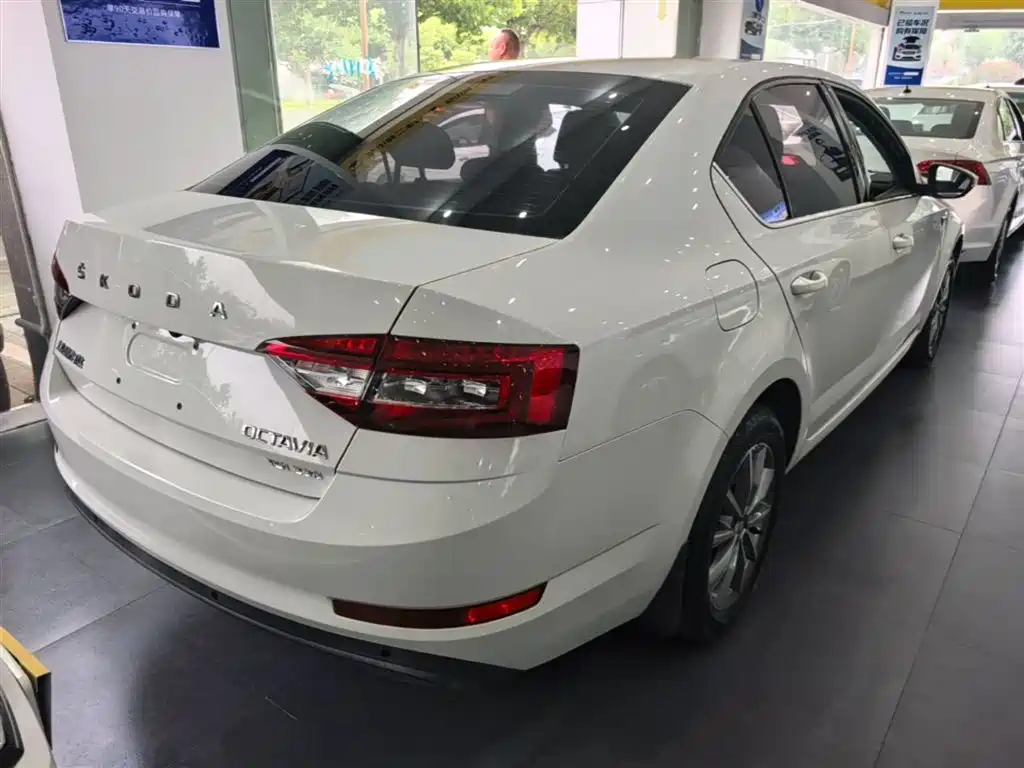 Skoda Octavia 2021 — фото 7
