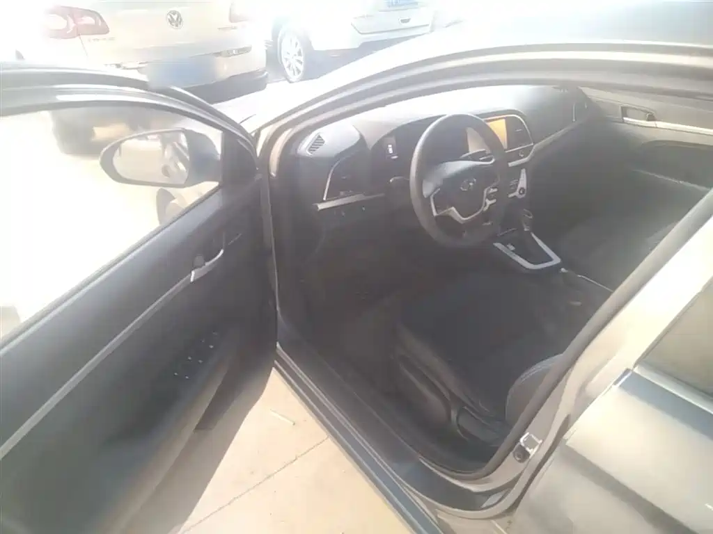Hyundai Elantra 2017 — фото 16