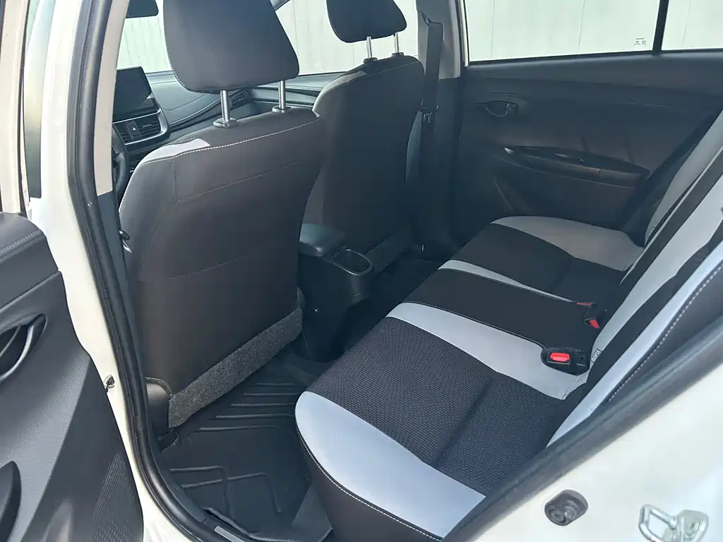 Toyota Yaris L 2021 — фото 10