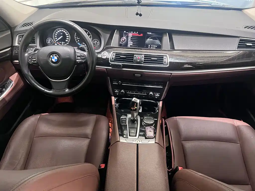 BMW 5 Series GT 2018 — фото 15