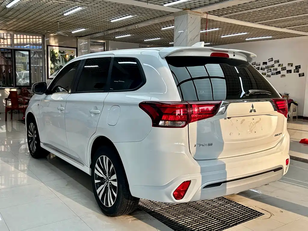 Mitsubishi Outlander 2022 — фото 6