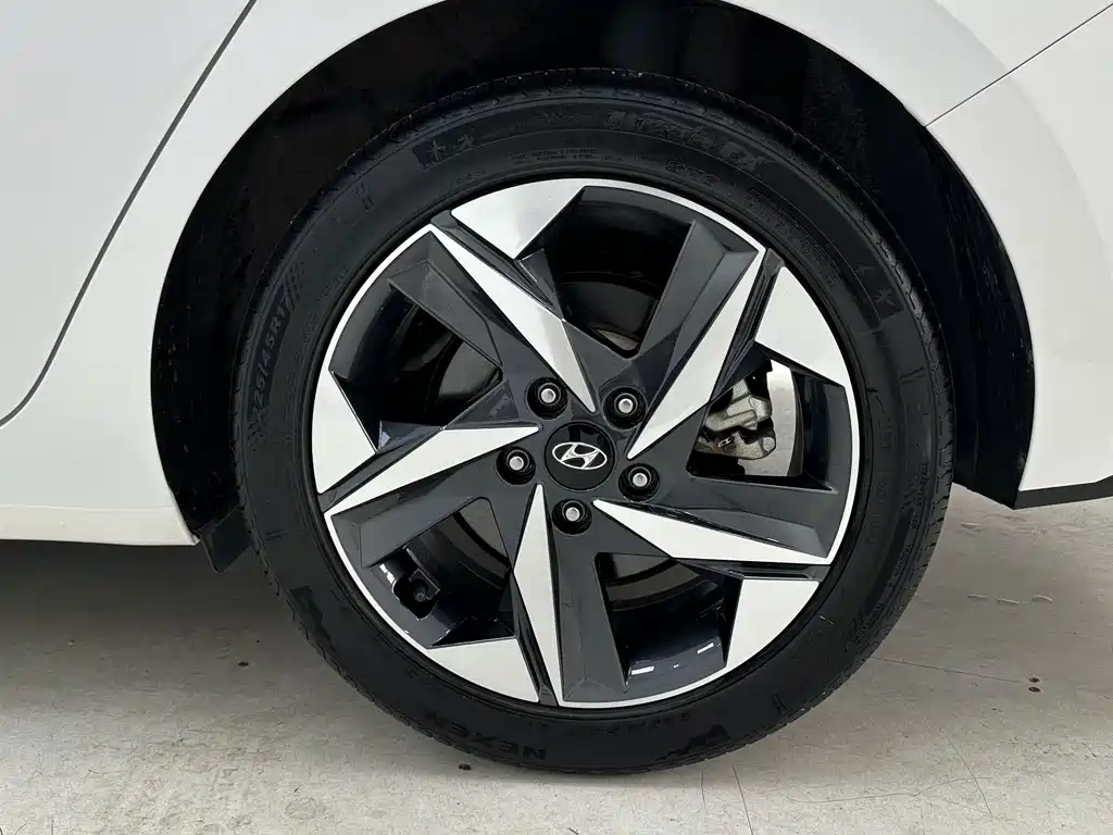 Hyundai Elantra 2022 — фото 17