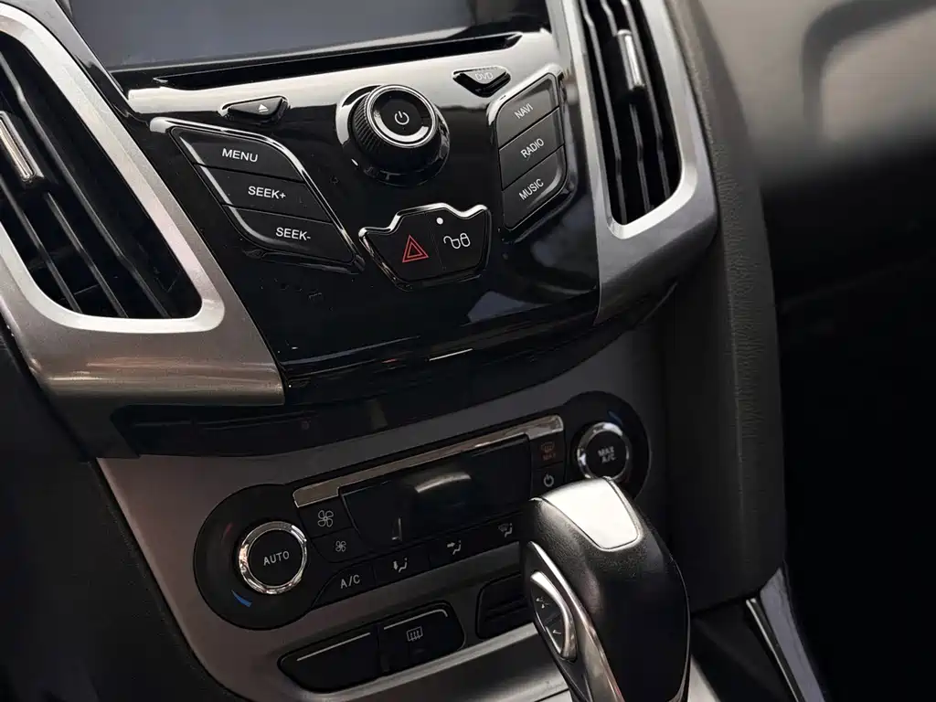 Ford Focus 2015 — фото 8