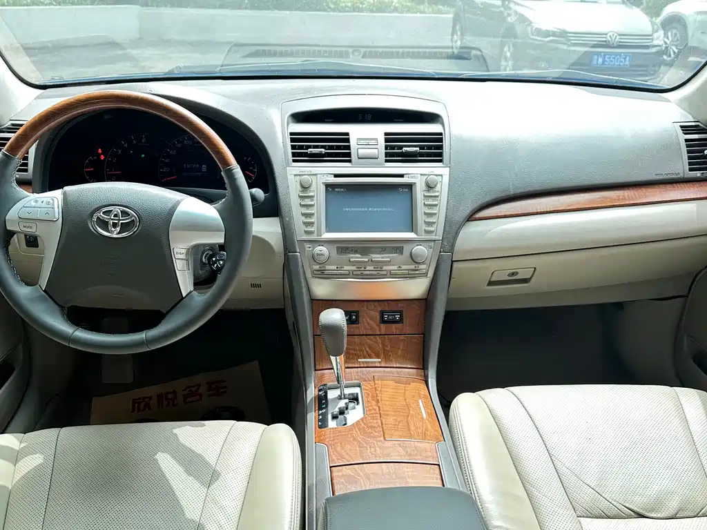 Toyota Camry 2010 — фото 8