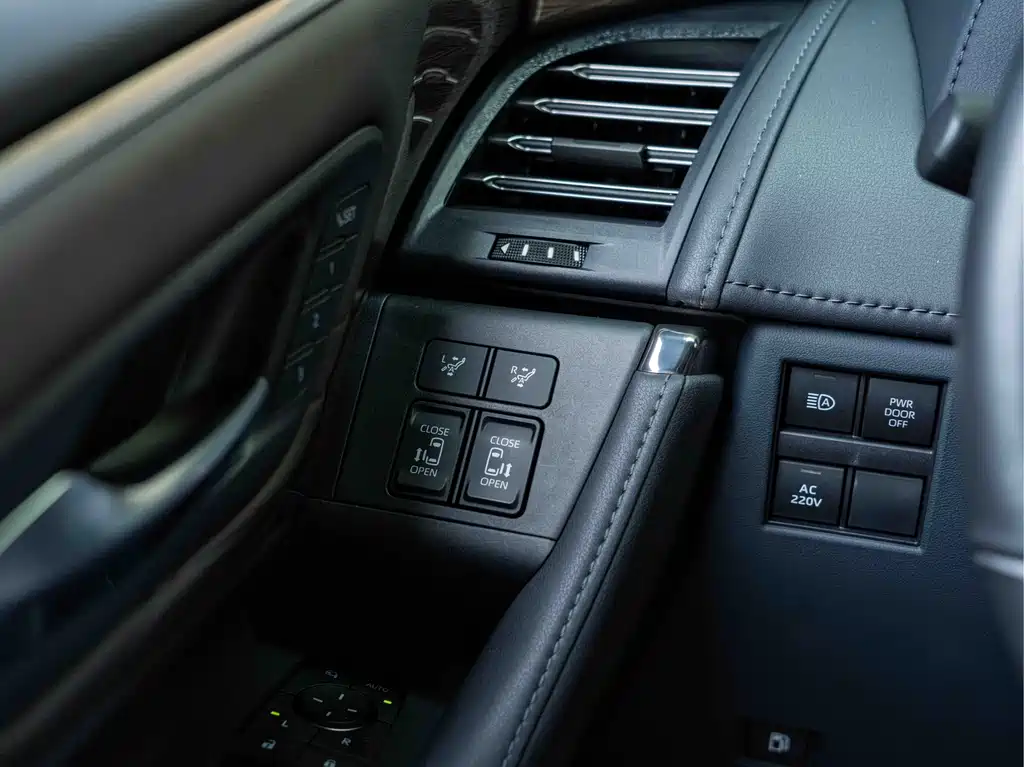 Toyota Vellfire 2023 — фото 18