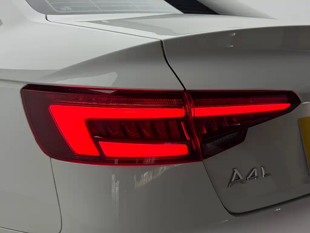 Audi A4L 2019 — фото 19