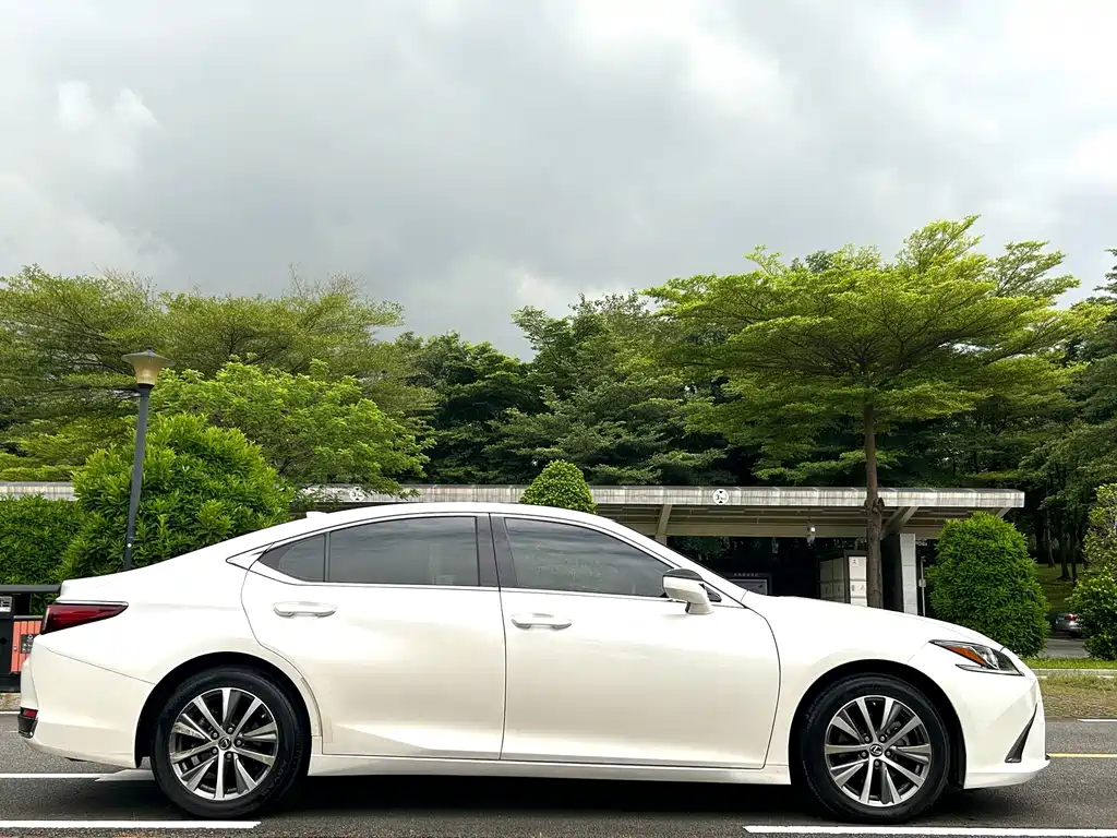 Lexus ES 2019 — фото 5