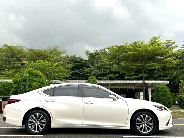 Lexus ES 2019