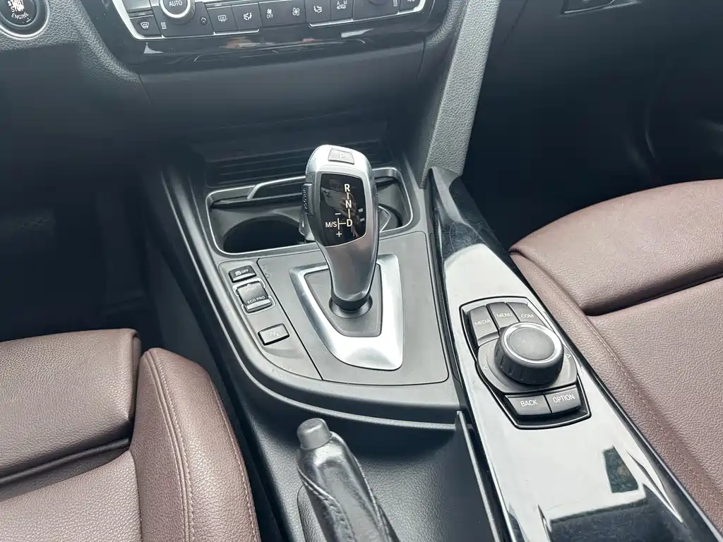 BMW 3 Series 2018 — фото 19