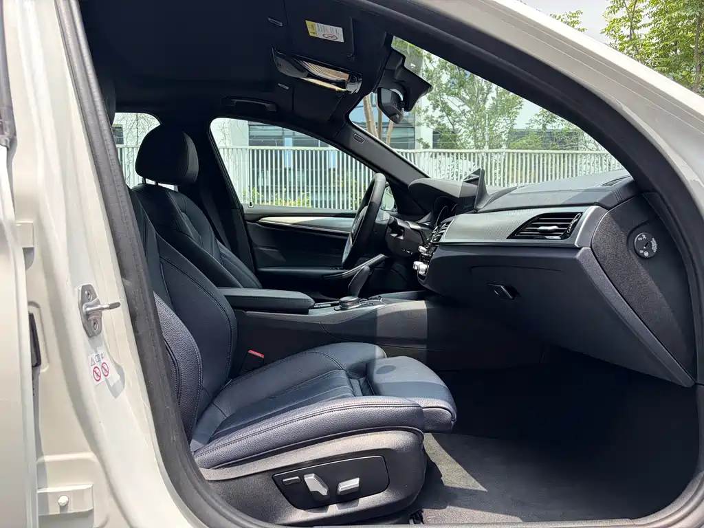 BMW 5 Series 2019 — фото 12
