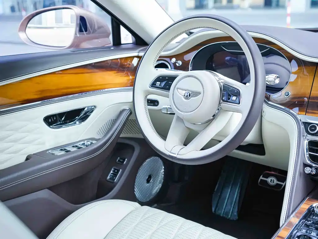 Bentley Flying Spur 2023 — фото 16