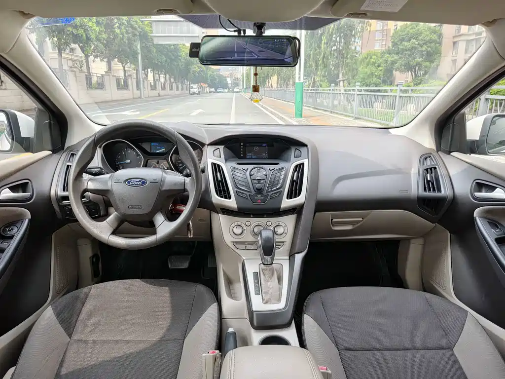 Ford Focus 2015 — фото 12