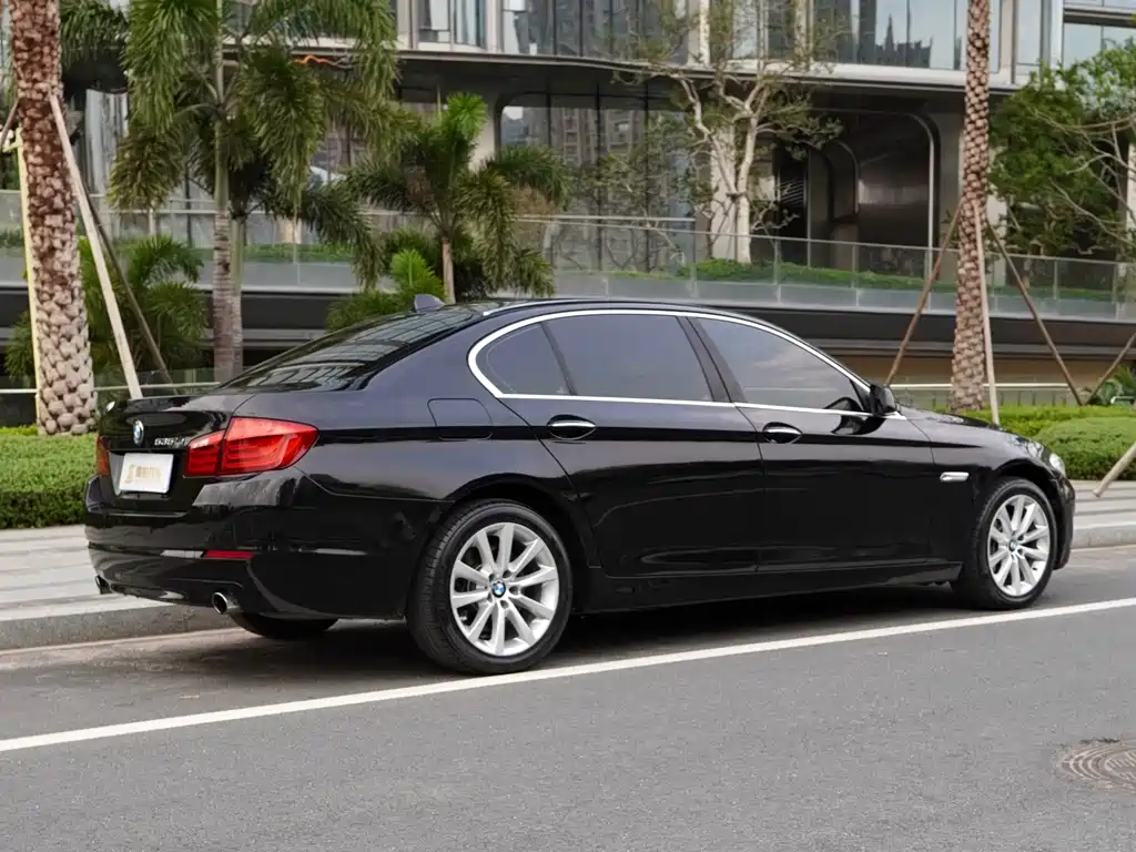 BMW 5 Series 2011 — фото 13