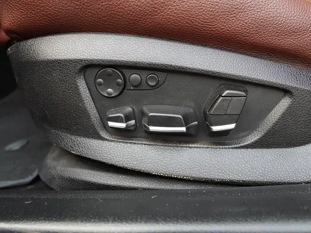 BMW 5 Series 2011 — фото 19