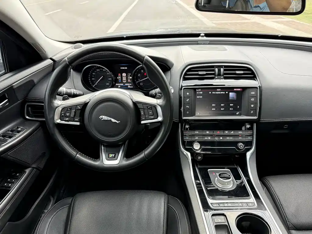 Jaguar XE 2016 — фото 14