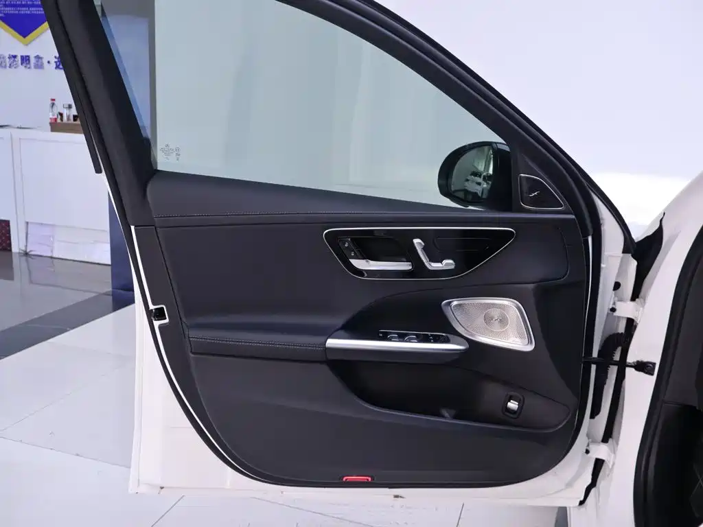 Mercedes-Benz C-Class 2024 — фото 18