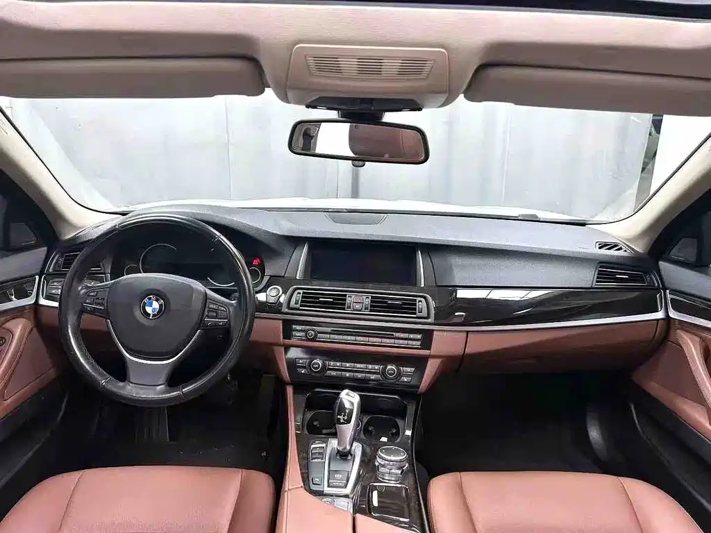 BMW 5 Series 2017 — фото 9