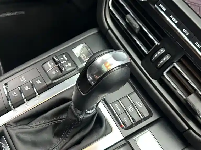 Porsche Macan 2019 — фото 16