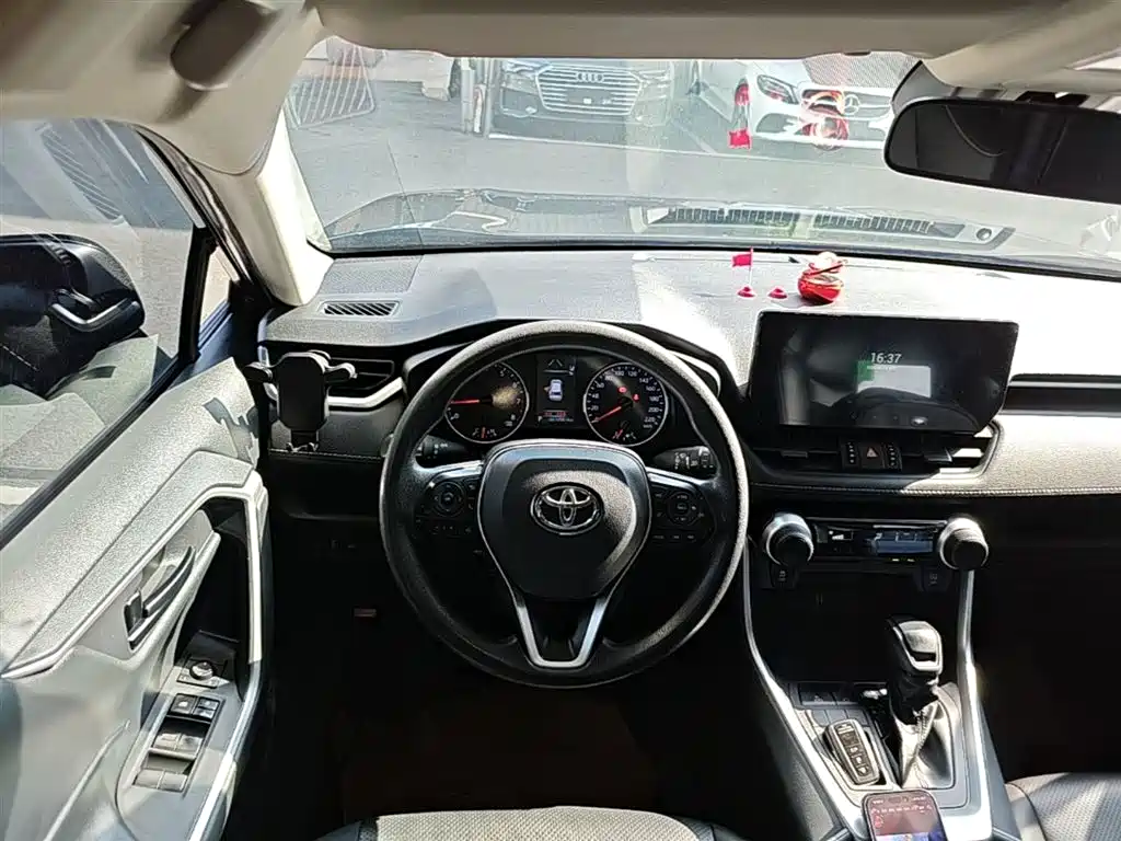Toyota RAV4 2023 — фото 11