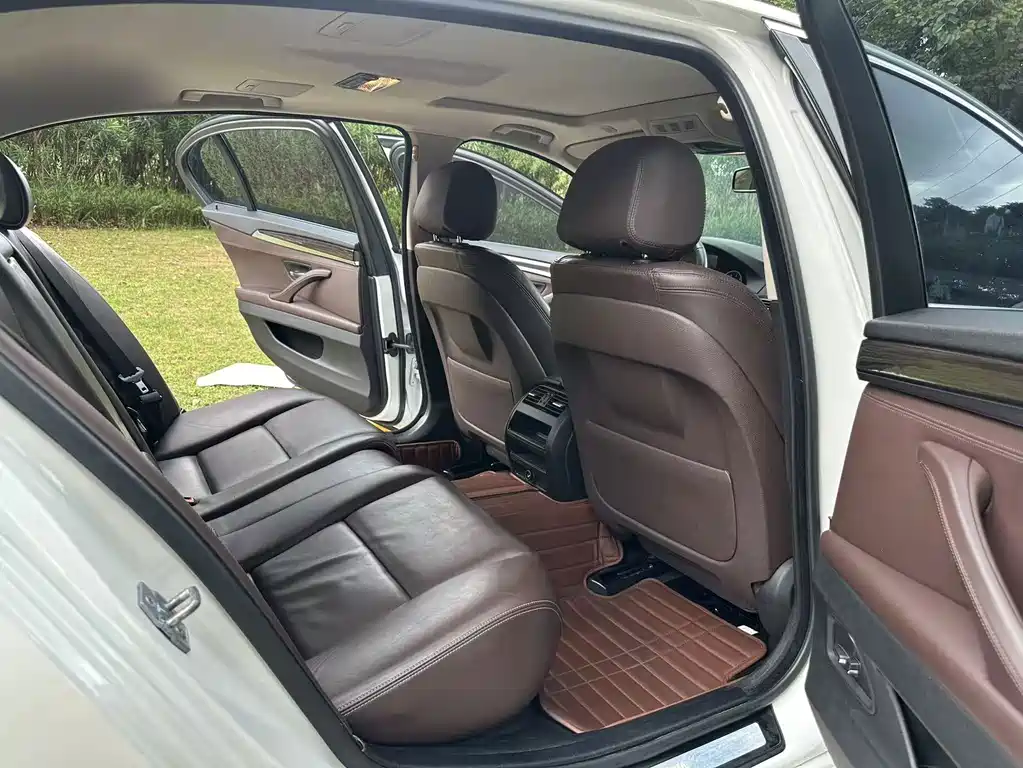 BMW 5 Series 2015 — фото 11