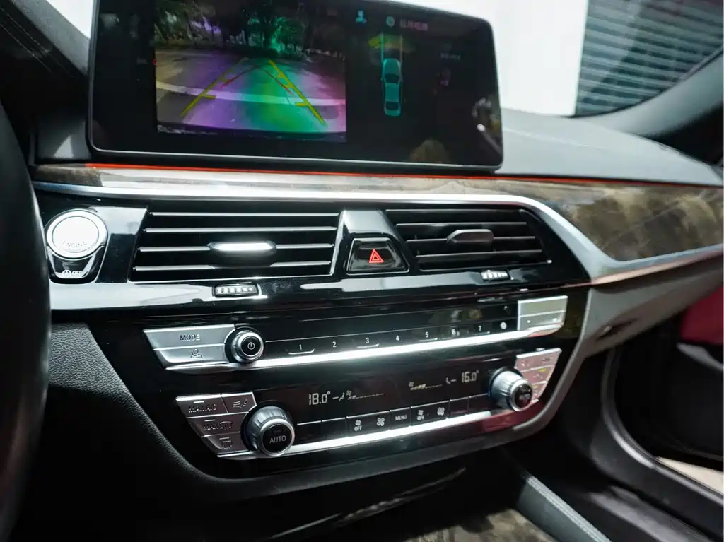 BMW 5 Series 2021 — фото 16