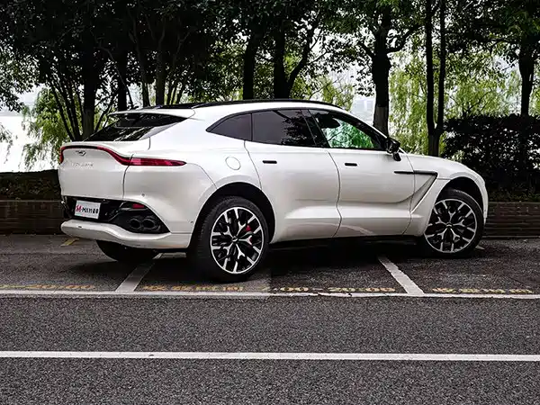 Aston Martin DBX 2020