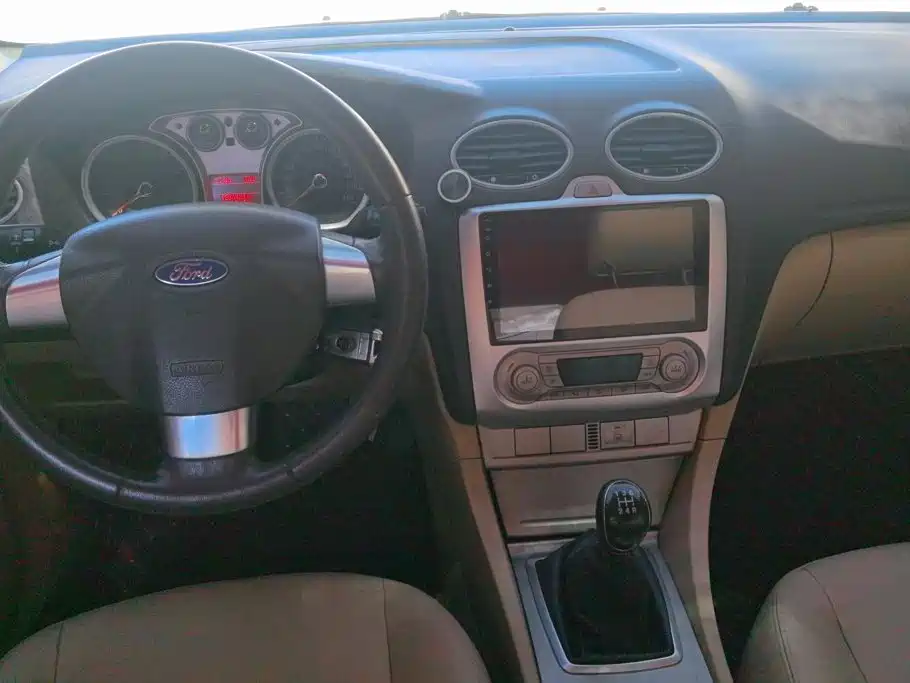 Ford Focus 2015 — фото 12