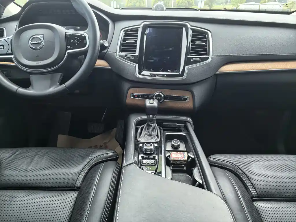 Volvo XC90 2018 — фото 15