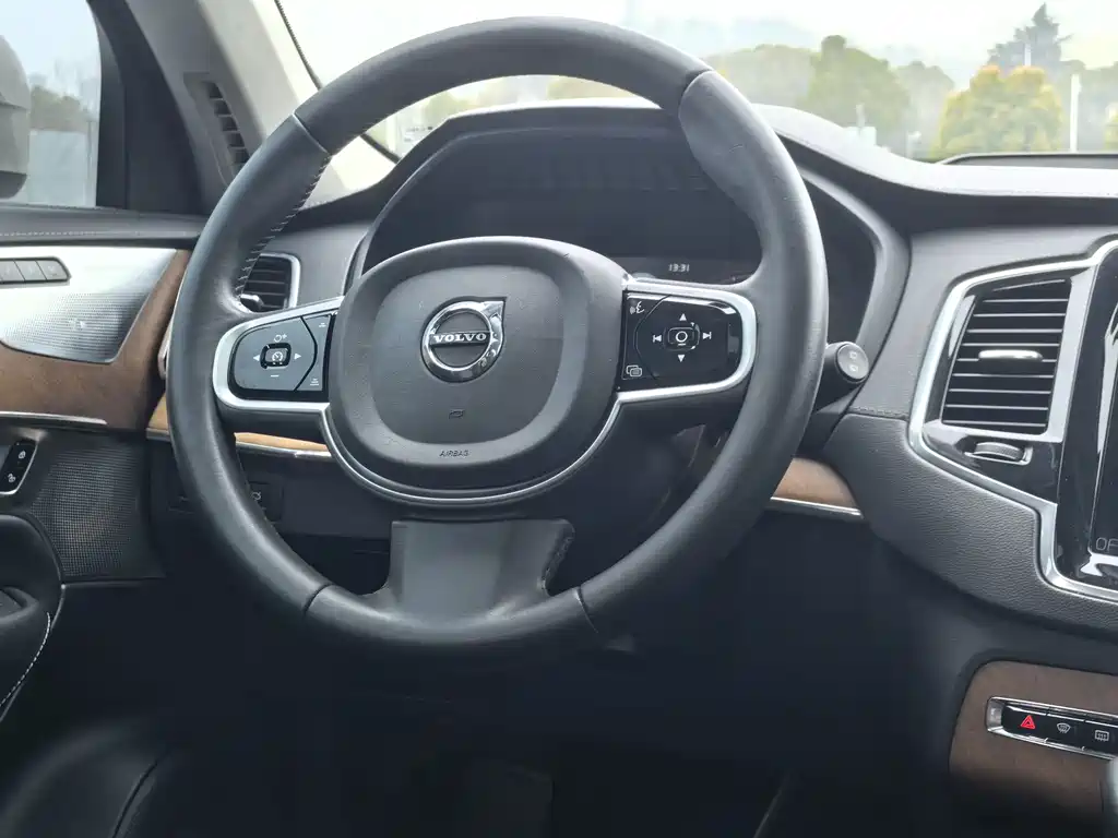 Volvo XC90 2018 — фото 16