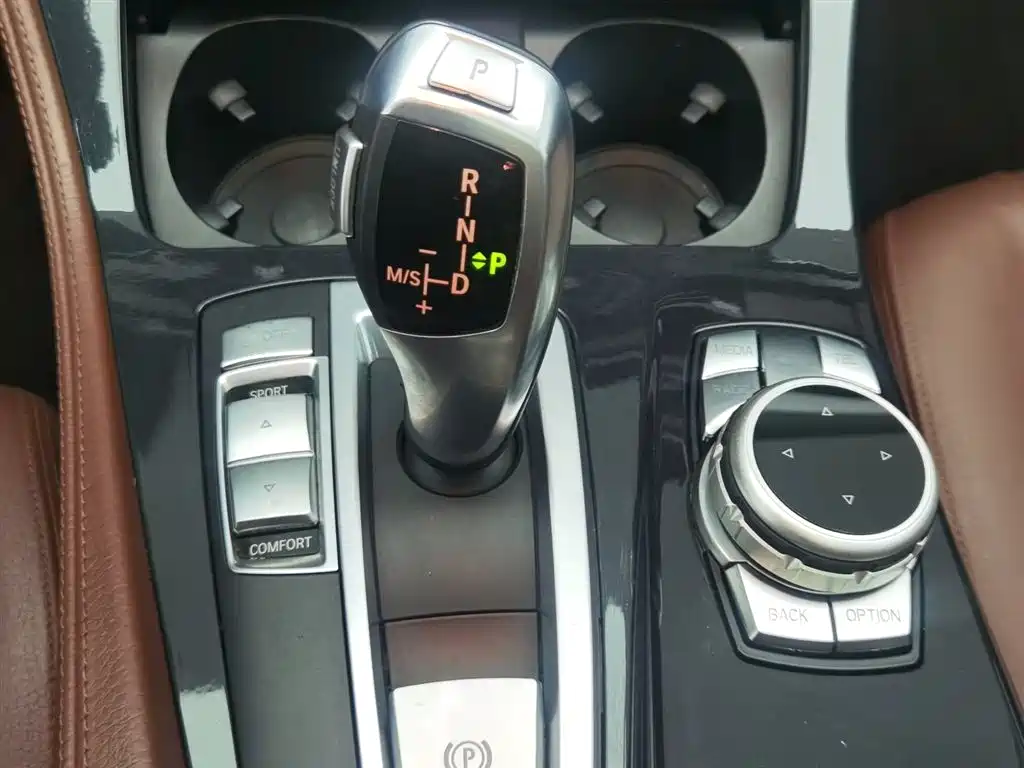BMW 5 Series 2016 — фото 13
