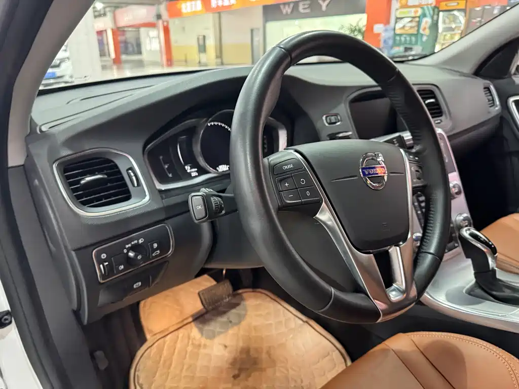 Volvo V60 2017 — фото 12