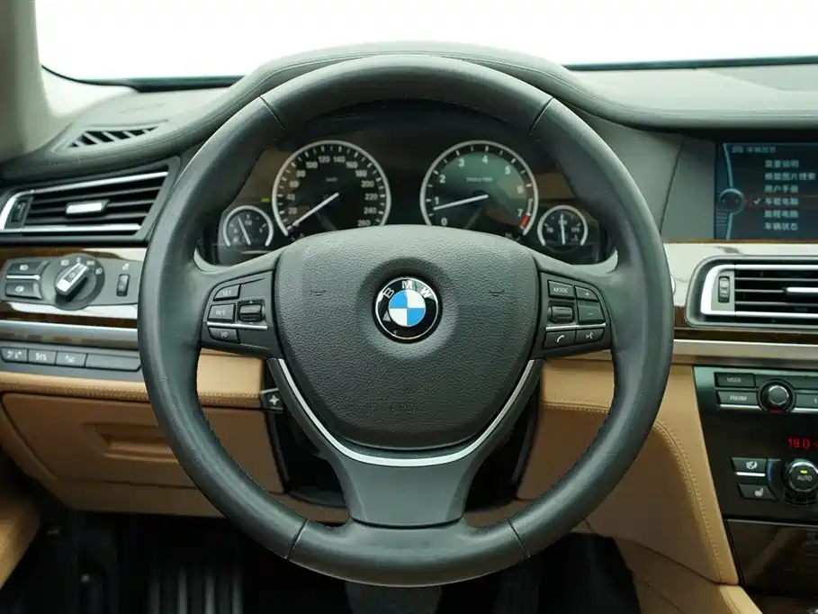 BMW 7 Series 2011 — фото 33