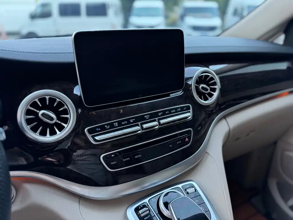 Mercedes-Benz V-Class 2017 — фото 12