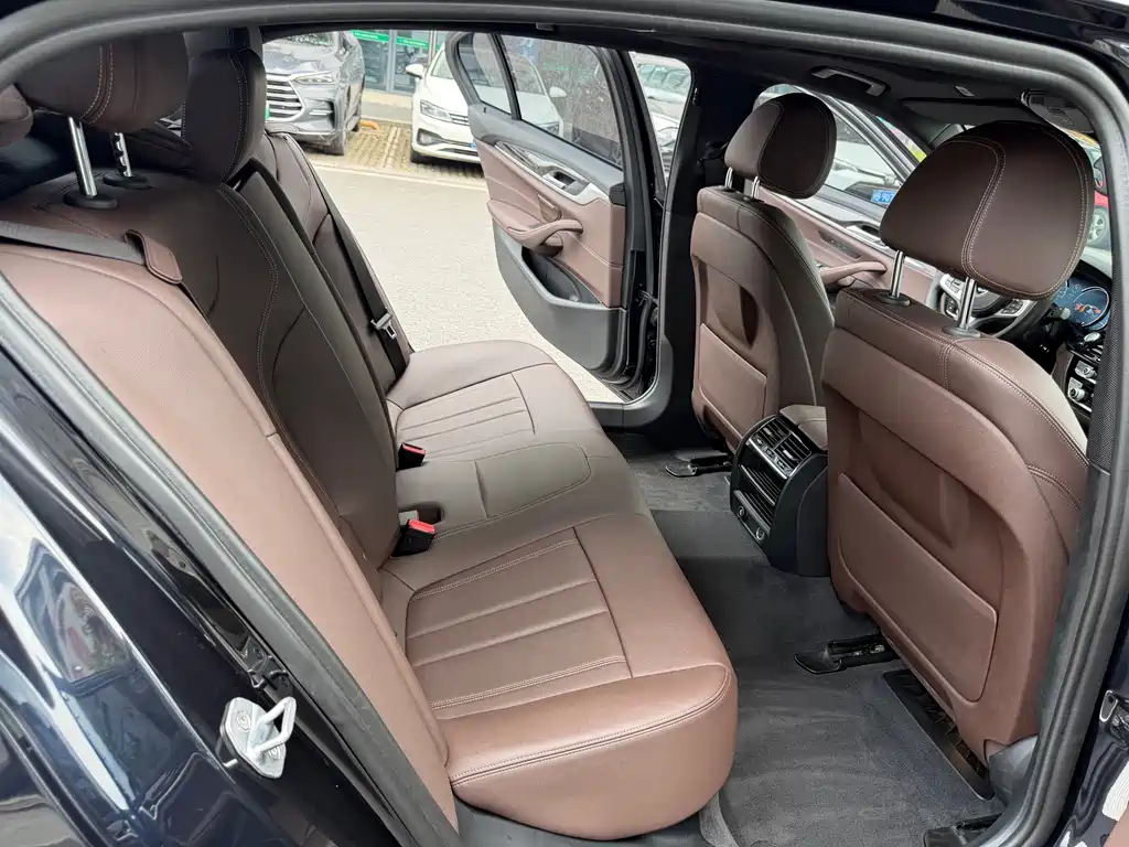 BMW 5 Series 2018 — фото 13