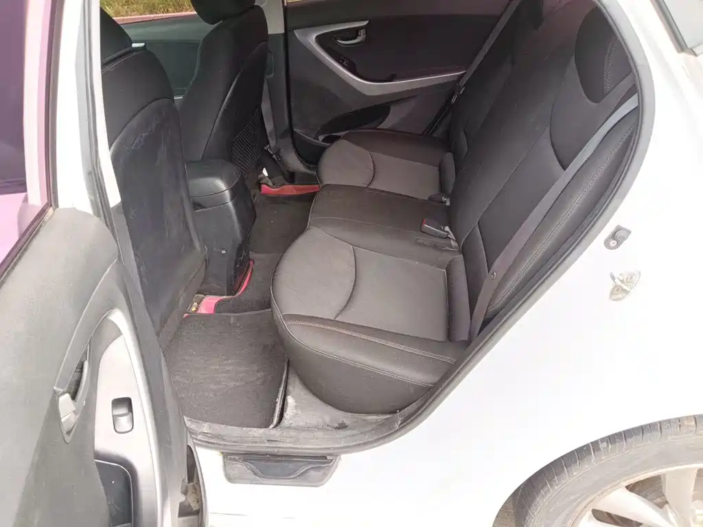 Hyundai Elantra 2016 — фото 13