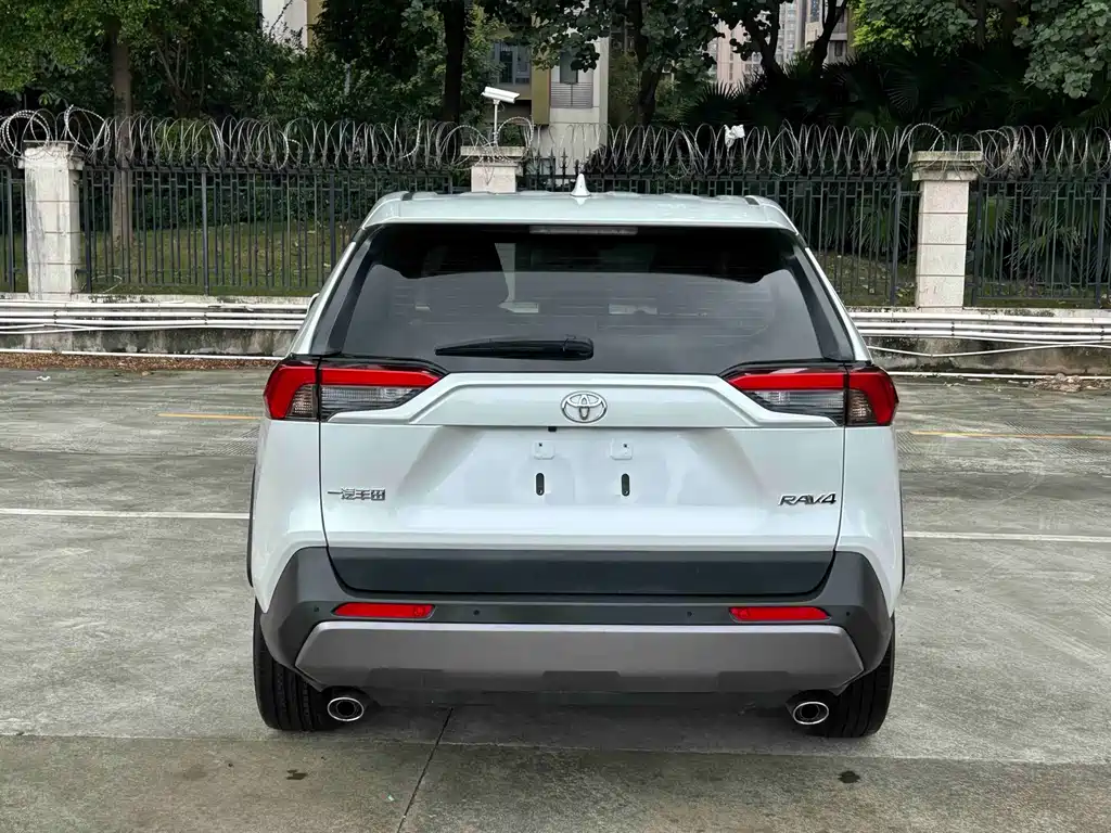 Toyota RAV4 2022 — фото 5