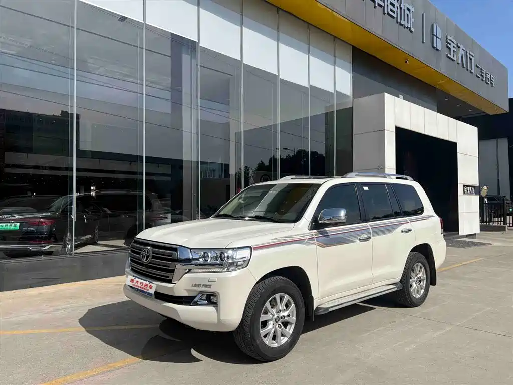 Toyota Land Cruiser 2017 — фото 1