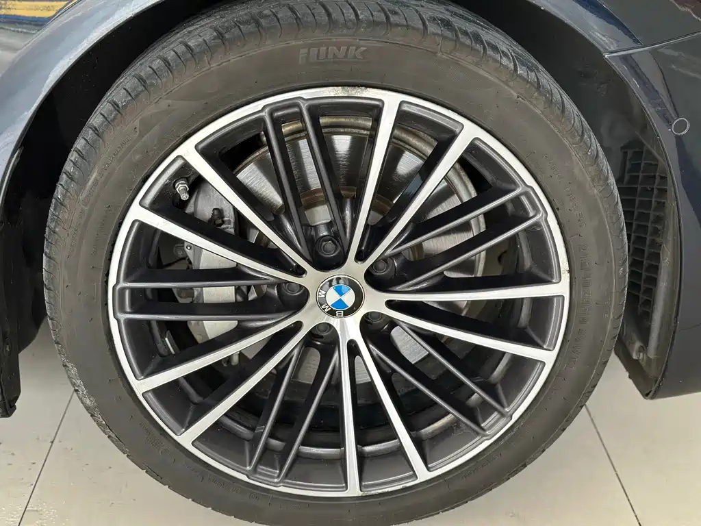 BMW 5 Series 2019 — фото 21