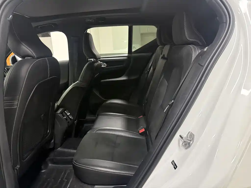 Volvo XC40 2019 — фото 12