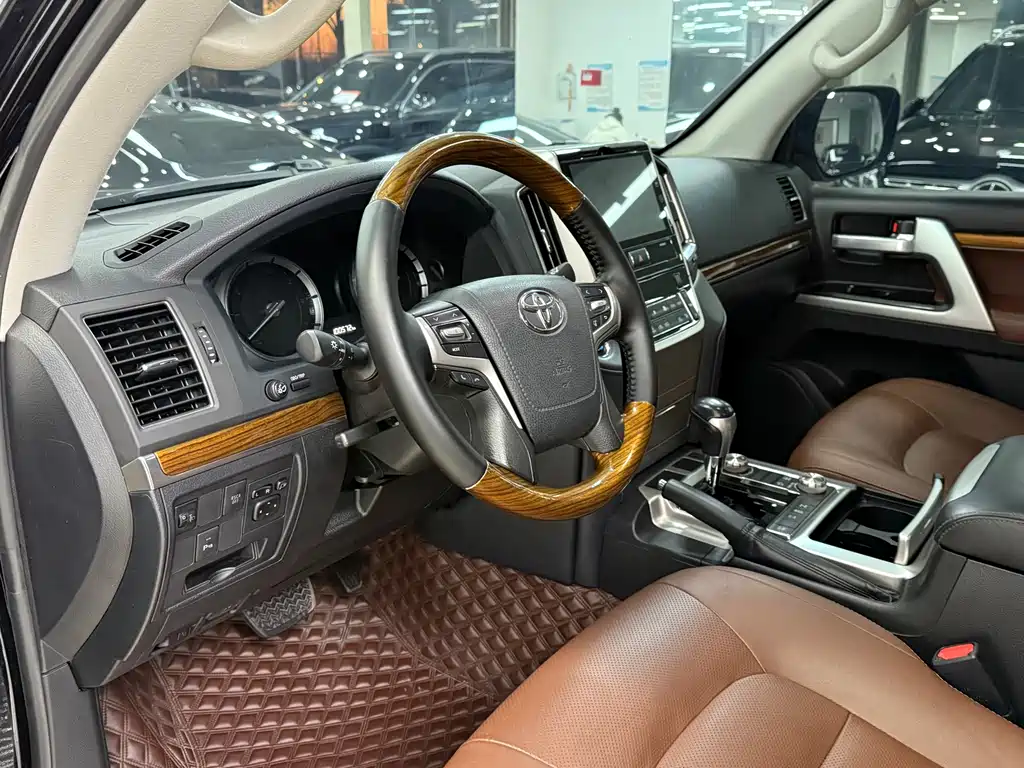 Toyota Land Cruiser 2018 — фото 11