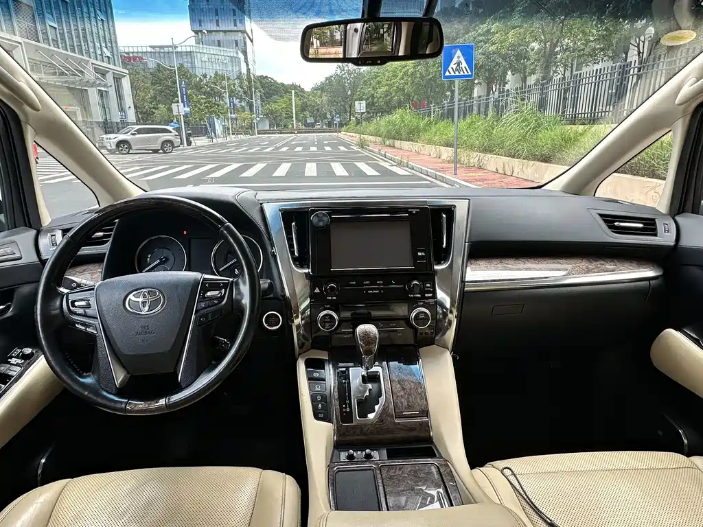 Toyota Alphard 2018 — фото 10