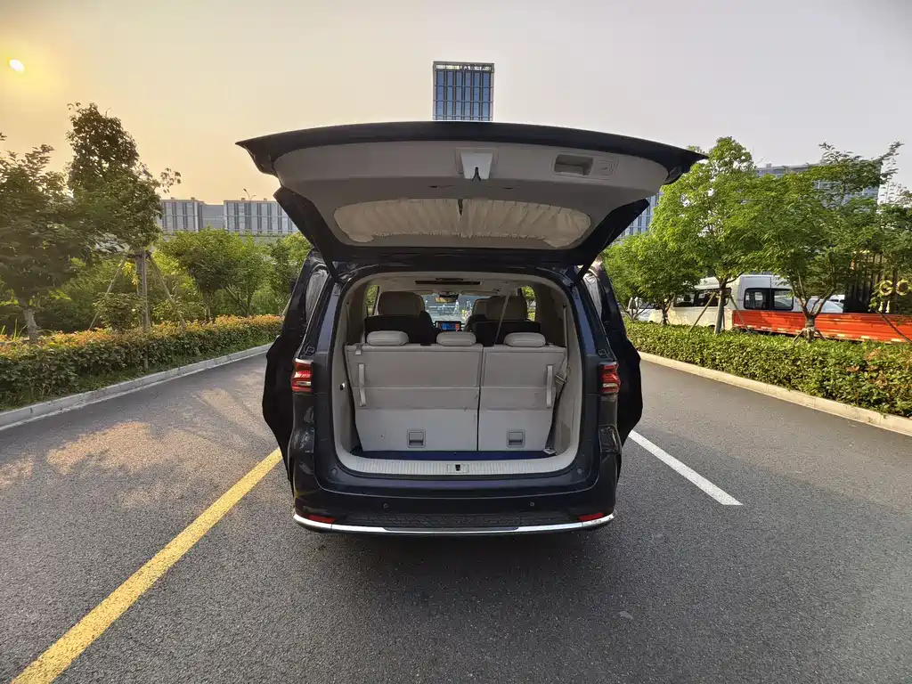 Roewe iMAX8 2022 — фото 17