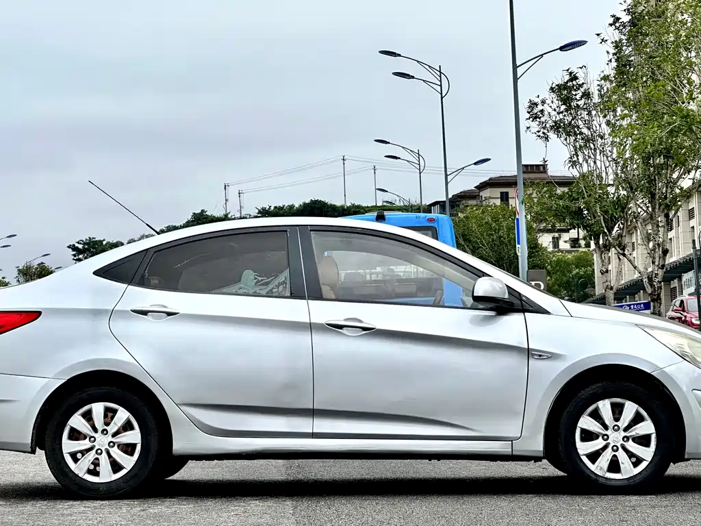 Hyundai Accent 2011 — фото 10