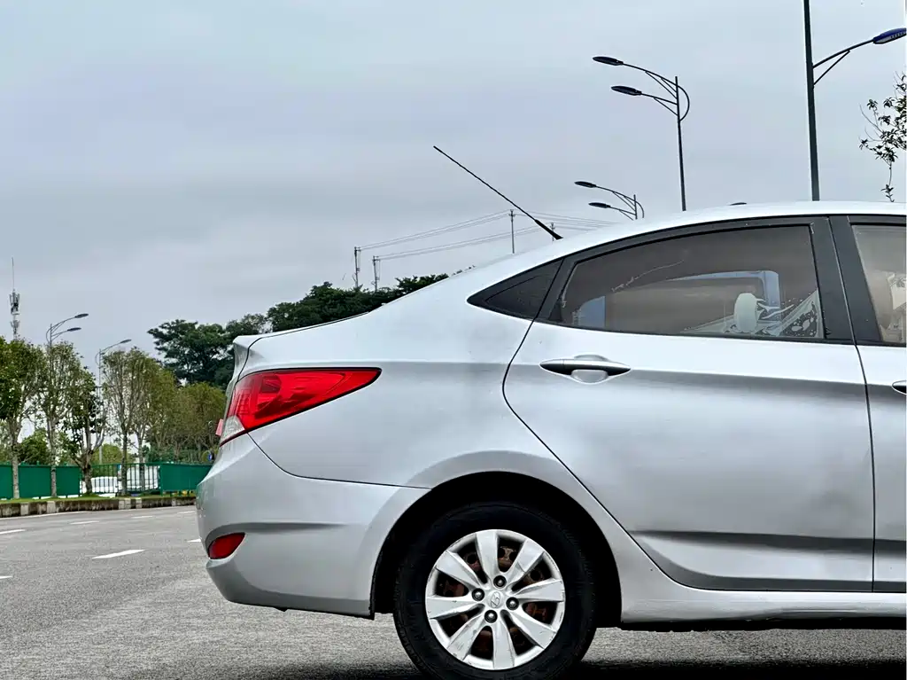 Hyundai Accent 2011 — фото 11