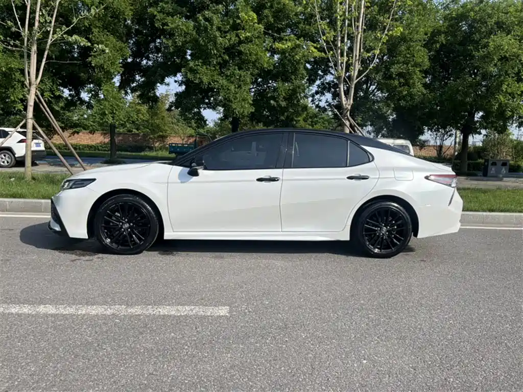 Toyota Camry 2023 — фото 16