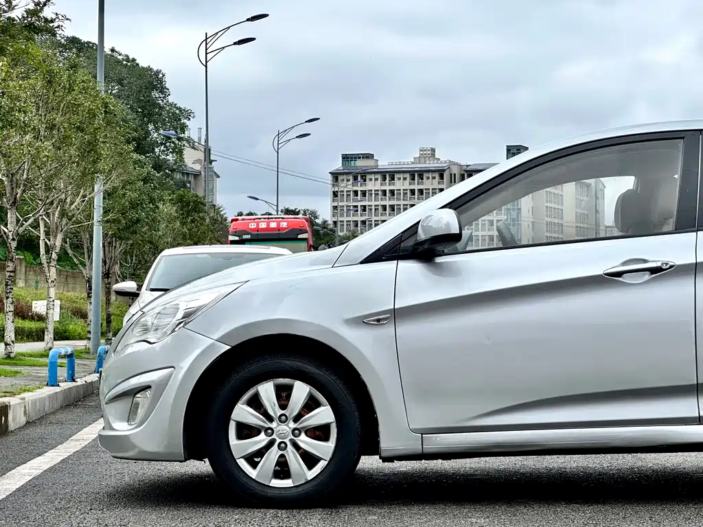 Hyundai Accent 2011 — фото 8